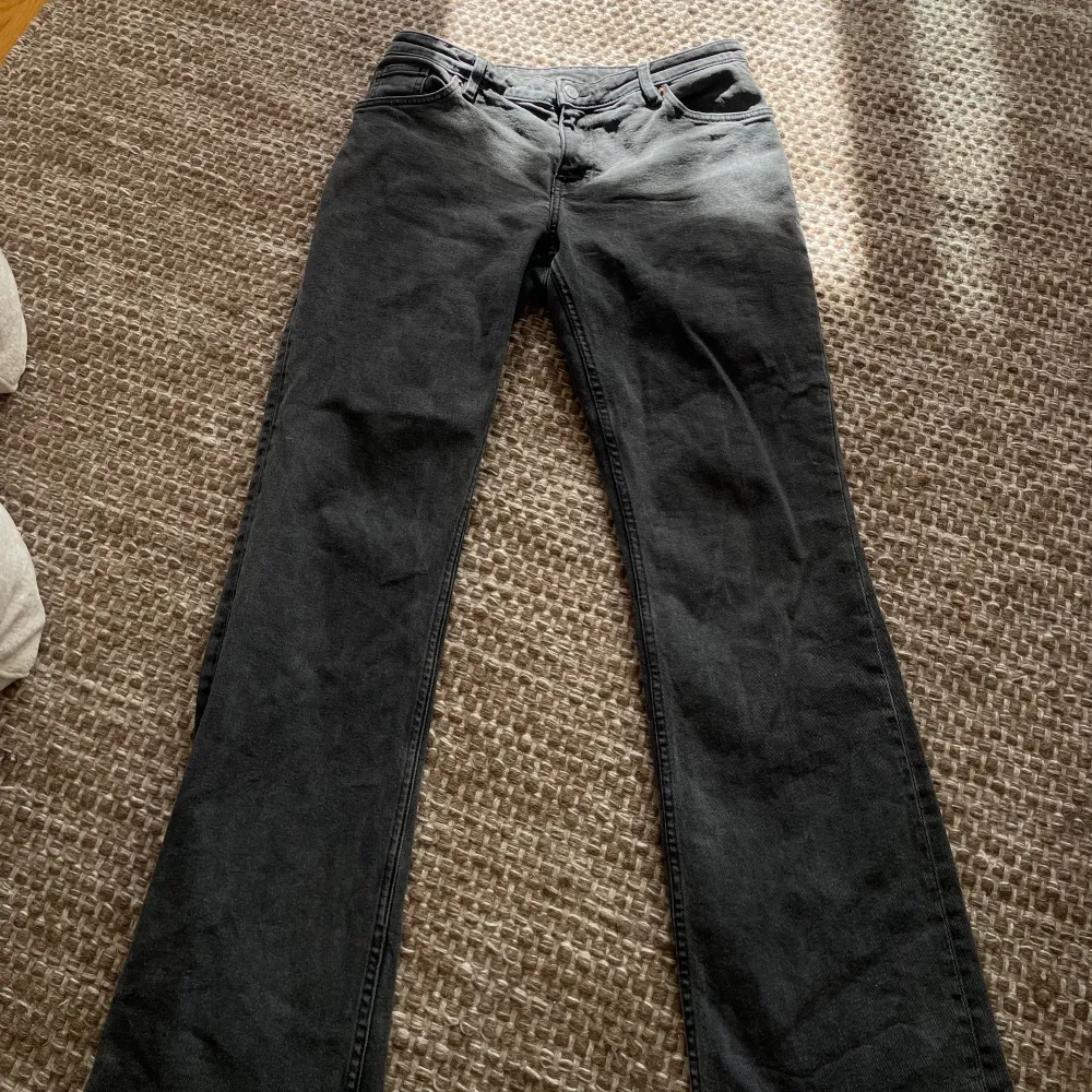 Säljer dessa svarta midrise jeans från monki. Bootcut!! Står ingen storlek men skulle gissa på L (40) midjemått: 40cm Innerbenslängd: 80cm 💕Lite slitage längst ner på byxorna (bild 3)🥰. Jeans & Byxor.