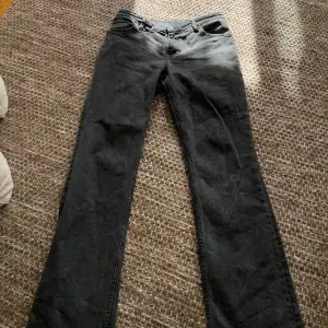 Säljer dessa svarta midrise jeans från monki. Bootcut!! Står ingen storlek men skulle gissa på L (40) midjemått: 40cm Innerbenslängd: 80cm 💕Lite slitage längst ner på byxorna (bild 3)🥰
