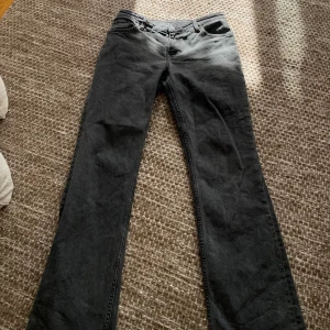 Midrise Jeans  - Säljer dessa svarta midrise jeans från monki. Bootcut!! Står ingen storlek men skulle gissa på L (40) midjemått: 40cm Innerbenslängd: 80cm 💕Lite slitage längst ner på byxorna (bild 3)🥰