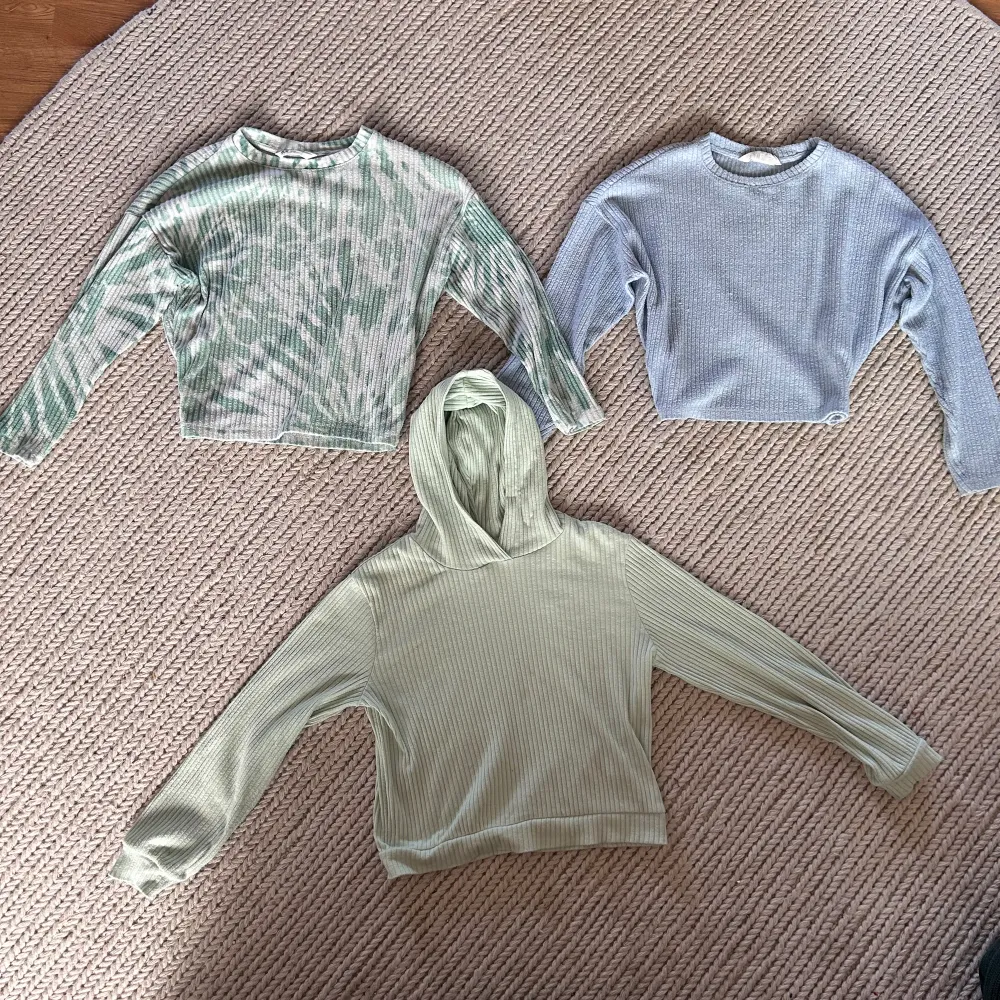 Jag säljer tre tröjor. Dom två längst upp är från H&M i storlek 146/152. Den gröna med luva är från KappAhl i storlek 146/152, alla tröjorna är i nyskick och inga fläckar. Köparen står för frakten. Alla tre tröjor köps tillsammans.. Tröjor & Koftor.
