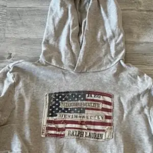 Säljer denna Ralph lauren hoodie, skicket är suveränt. Inga defekter!