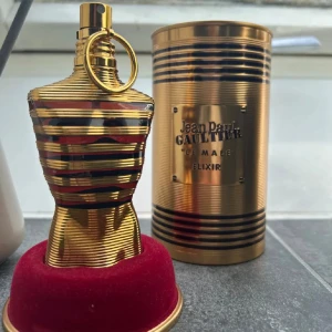 Jean Paul Gaultier elexir - Säljer min Jean Paul Gaultier elexir då jag inte använder den. Flaskan är 75 ml. 65% kvar kanske(se bild 2) nypris ca 1100 på kicks. Mitt pris 500