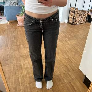 Säljer dessa Weekday Arrow Jeans i storlek 24/32! Inga defekter , bra skick! Skriv för frågor❤️ Midjemått: 36-37cm Innerbenslängd: 80cm