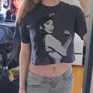 T-shirt - Säljer denna Ariana Grande t-shirten eftersom den tyvärr inte kommit till användning för mig, köpt på h&m.