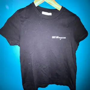 Bra skick använd cirka 2 gånger svart tröja med texten ”out of internet babe” 