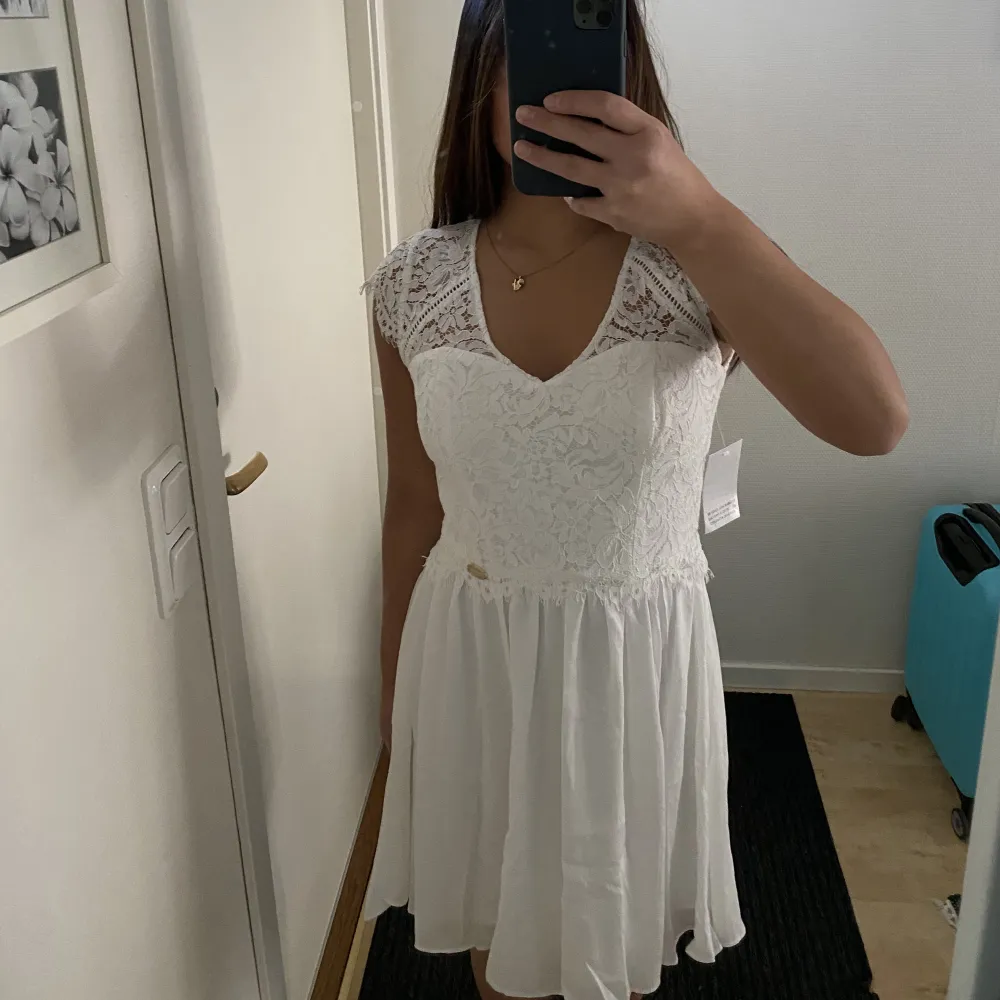 Köpte denna klänning från Bubbleroom, har aldrig använt den (nyskick) men säljer den för att jag hittade en annan studentklänning. Perfekt för studenten eller bara till varmare dagar❤️ Skriv privat om ni vill ha fler bilder😊. Klänningar.