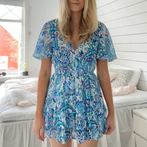 Klänning zara - Såå fin klänning från zara som tyvärr är för liten för mig! Aldrig använd🤍