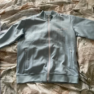 Palm angels tracksuit - Storlek S på tröjan och M på byxorna, helt nyskick! Inga slitningar eller märken på den! 