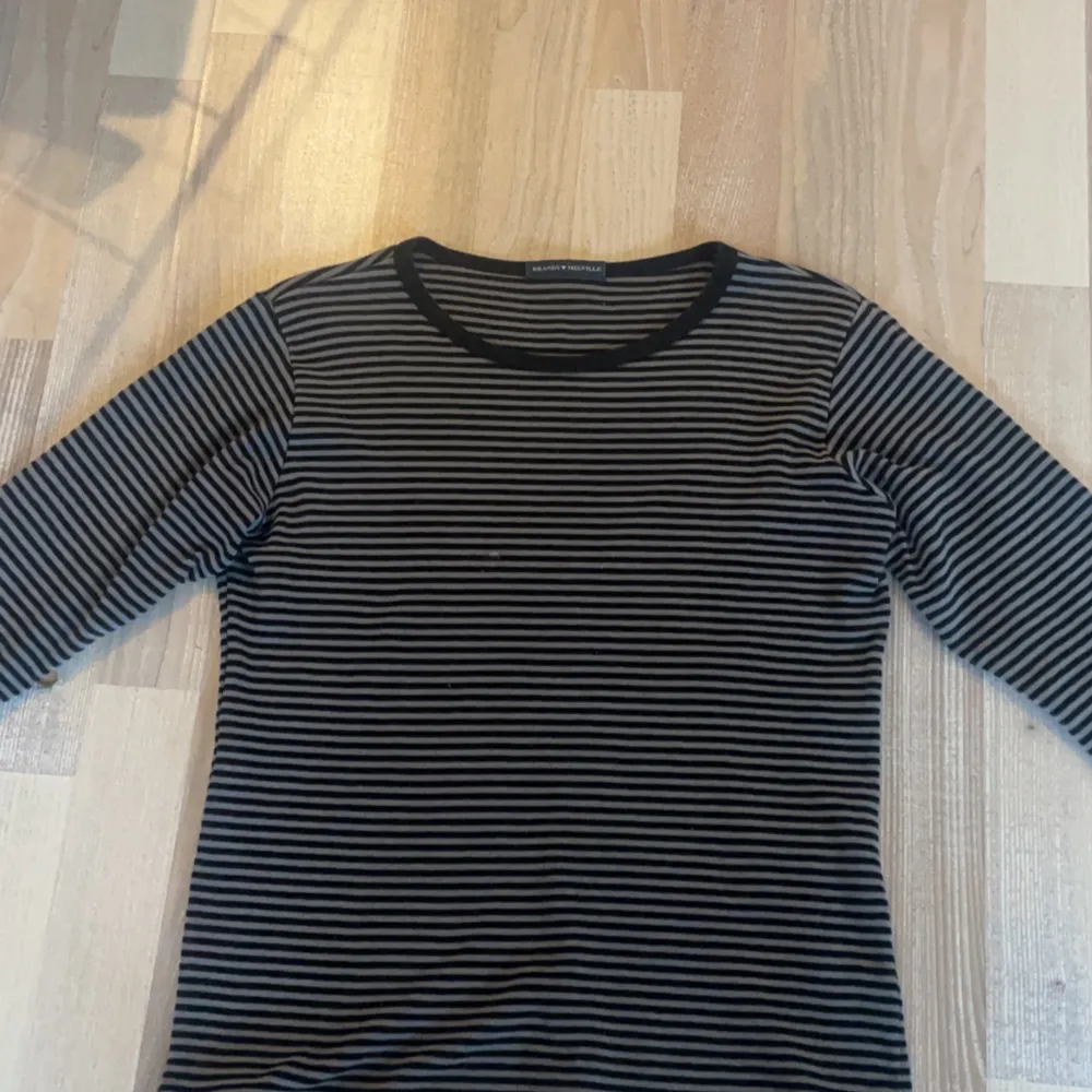 En jötte din tröja från Brandy Melville ! Använd få gånger storlek S funkar som M 💞. Tröjor & Koftor.