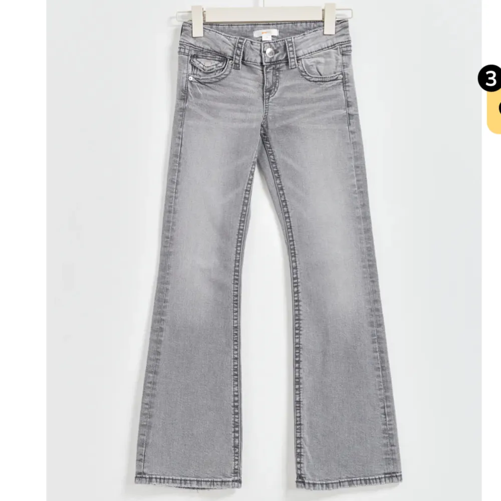 Low waist jeans ifrån Gina tricot Young, prislapp och plasten runt finns kvar, helt oanvända❣️❣️. Jeans & Byxor.