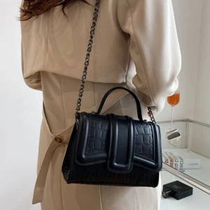 Handväska  - Säljer denna söta väska. Axelremsbandet går att ta bort. Helt oanvänd. Köptes för 200kr och säljer för 100kr