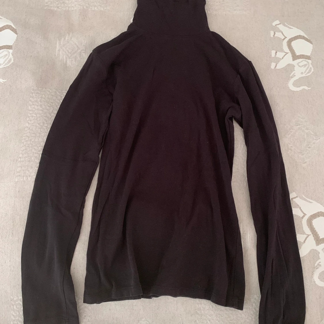 Svart långarmad turtleneck tröja