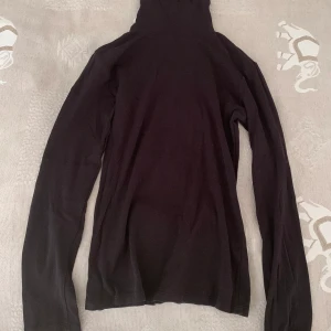 Svart långarmad turtleneck tröja - Skön och fin svart turtleneck i 100% bomull. Den passar med allting. Säljer då jag inte använder den längre. Den är hyfsat använd men den är i väldigt bra skick.  Köparen står för frakt 🚚 
