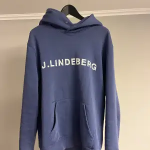 Tja! Nu säljer vi denna feta J. Lindeberg hoodie med snyggt tryck på båda sidor! Trycket är ej slitet alls, endast design! Ändå är lite slitning längst ner på armarna! Hör av er vid funderingar! Priset går att diskutera!