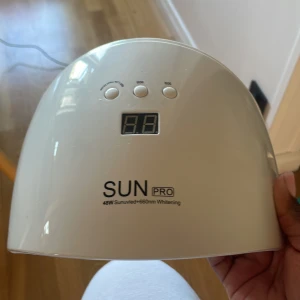 Uv/led lampa - Nagellampa för att härda gele, 48w. Finns någrs fläckar av färg men det går bort. Frakt tillkommer💕
