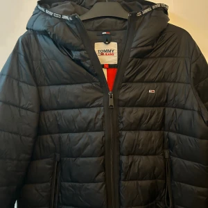 Tommy hilfiger jacka - Dunjacka från Tommy hilfiger, köpt på Zalando. Använt sparsamt därav finns inga defekter på jackan. Passar till både kvinna och man. Dunder skön passform med bra material. Köpte jackan för 800kr.