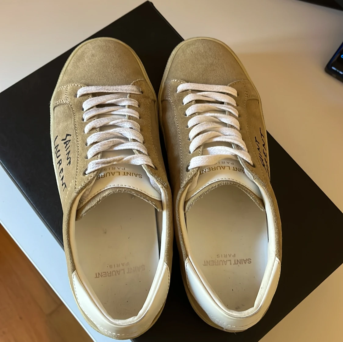 Ett par saint Laurent skor väldigt fina skick extra skosnören och även dunstbage - 91