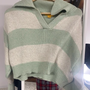 Fin tröja - Köpt på Gina tricot Young jätte fin men it min stil o den e för liten pris kan dock alltid diskuteras ❤️❤️❤️