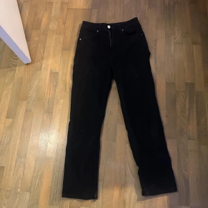 Highwaist straightleg jeans - Highwaist och straightleg fit. Använda ett fåtal gånger. Väldigt stretchiga och snygga. Från BikBok. nypris 500