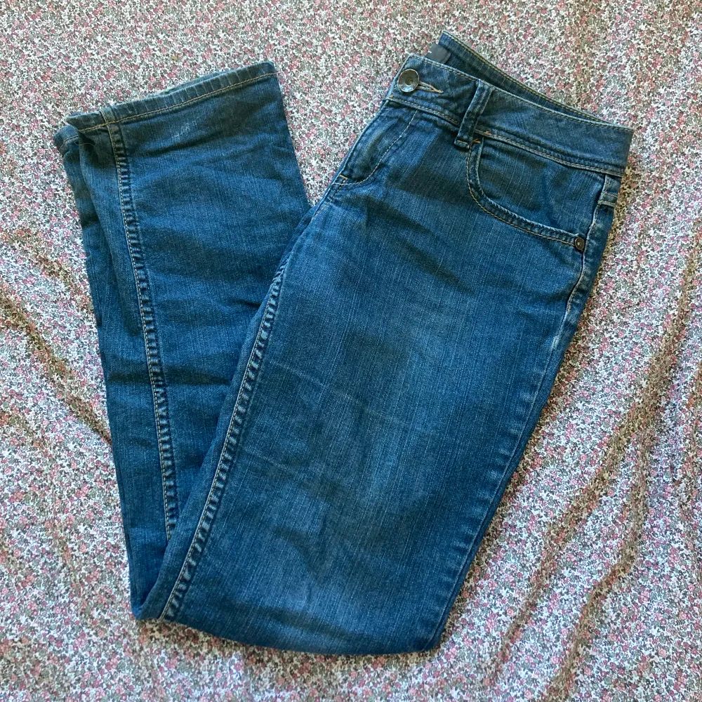 Jeans från Esprit. Köpta på vinted, men säljer då säljare uppgav fel storlek.. Jeans & Byxor.