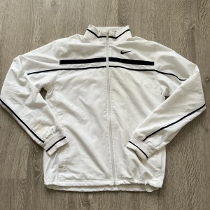 Nike zip vintage - Vintage Nike med lite fläckar som går bort i tvätten