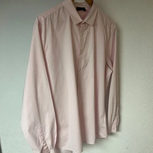 ASOS Skjorta - Rosa Skorta från Asos i stoleken XL men sitter mer som en L. Mycket fint skick 