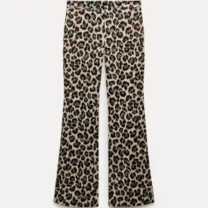 Så snygga byxor med leopardmönster från Zara i storlek L. Aldrig använda, prislappen är kvar. Tyvärr fel storlek för mig💔 Testar sälja här för att inte behöva åka in till stan och returnera. Kostade 400kr!  #leo