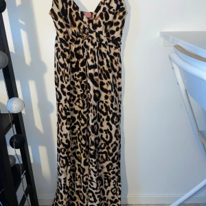 Leopard klänning lång  - Använd 1 gång den är jätte fin 