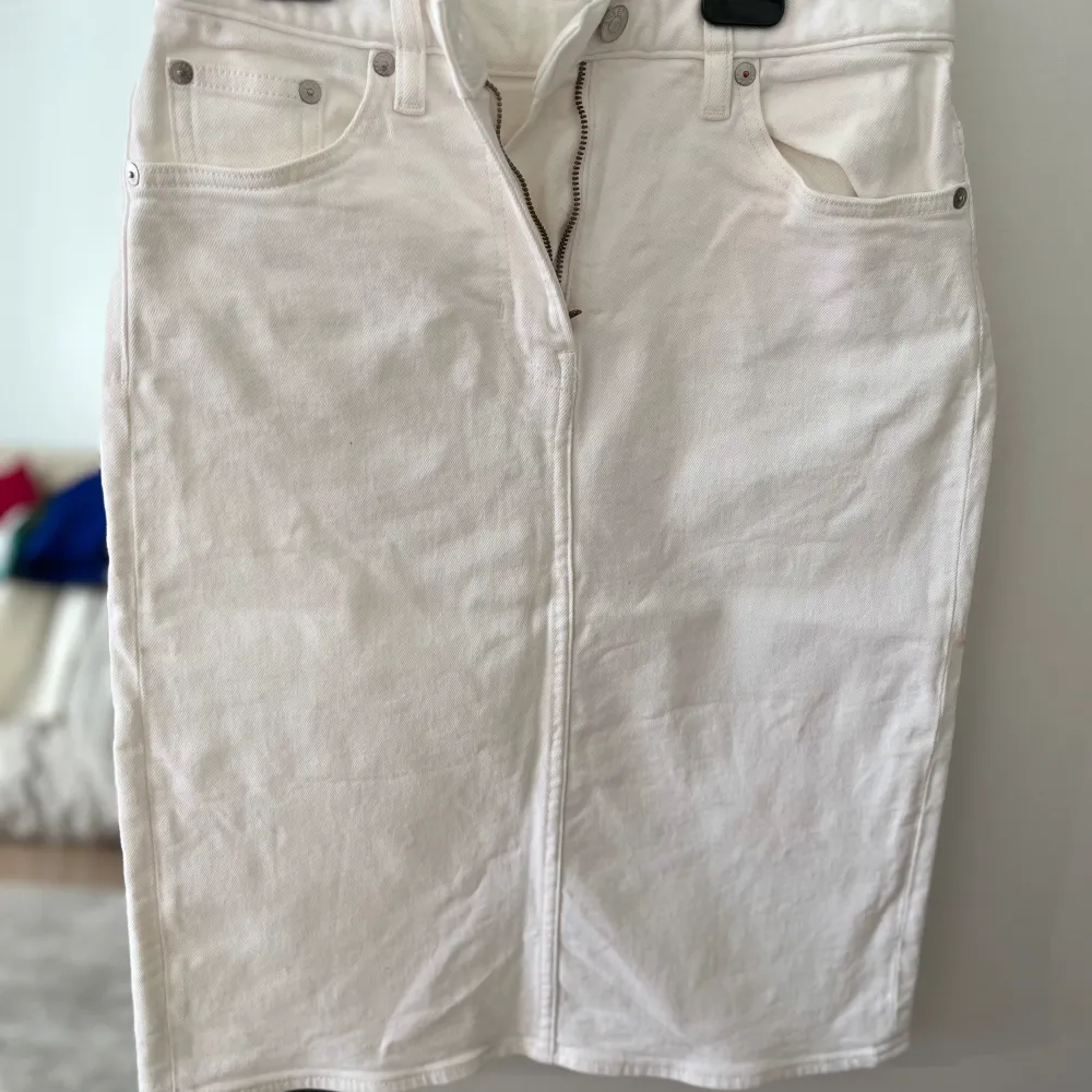 Vit jeans kjol från Arket, använd 1 gång. Storlek 34 (har normalt 34-36). Tillkommer vitt bälte.   Artikel nummer: 1181784002002. Jeans & Byxor.