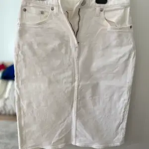 Vit jeans kjol från Arket, använd 1 gång. Storlek 34 (har normalt 34-36). Tillkommer vitt bälte.   Artikel nummer: 1181784002002
