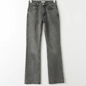Full length grey flare jeans  - -mid waist  -ordinarie pris 499kr -har sytt in dom!! -lite defekter nere vid benen -bra skick men rätt så använda!! - från gina tricot 