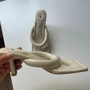 Klackar från Ginatricot  - Säljer ett par vita klackar från Ginatricot, använda 1 gång!  Storlek: 39 100kr + frakt  