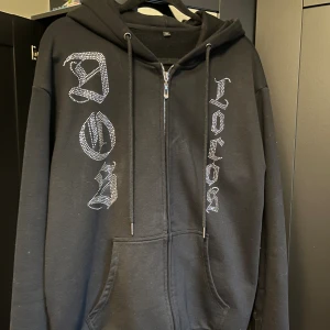 Dos Locos Rhinestone Zip - Hej säljer denna zipen från Dos locos. Den är väldigt sällsynt då den släpptes 2 gånger och sedan såldes aldrig igen. Tröjan är i väldigt bra skick och är i fint material French terry cotton. Skriv gärna för fler bilder eller frågor!