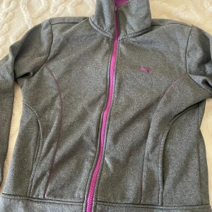 Tajt puma tränings kofta - Gott skick, använd några gånger, kommer tvätta inann jag skickar ut den ifall någon köper