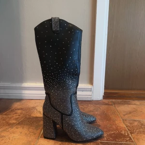 Cowboy boots - Glittriga superfina cowboyboots, tyvärr för små för mig. Skulle säga att dom passar 36-36,5 bättre 🖤