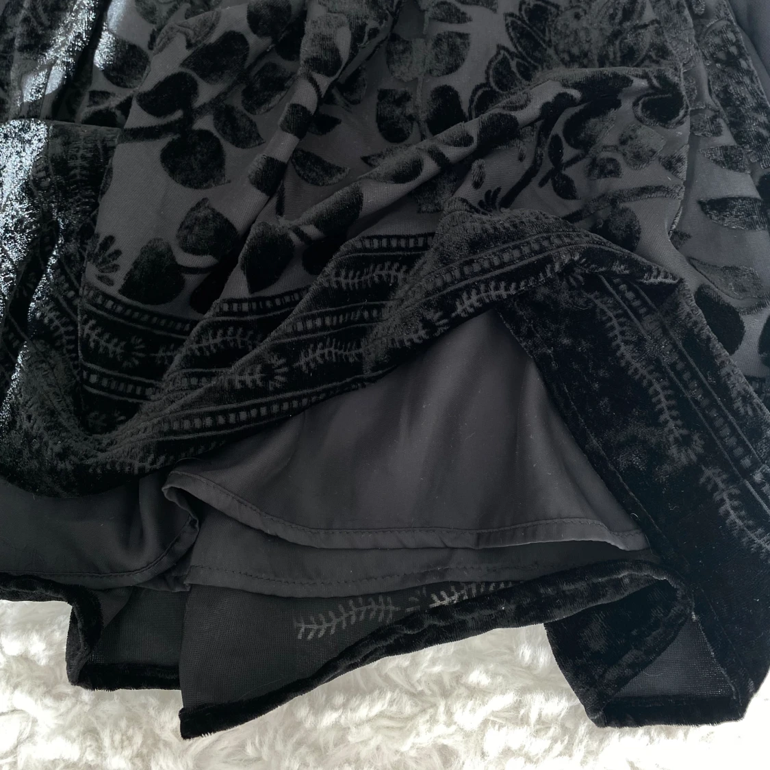 Svart blus med detaljer - 90