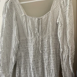 Klänning från NA-KD - En fin klänning från NAKD Perfekt till sommaren och skön passform! Storlek: 36 Ny skick, endast testad