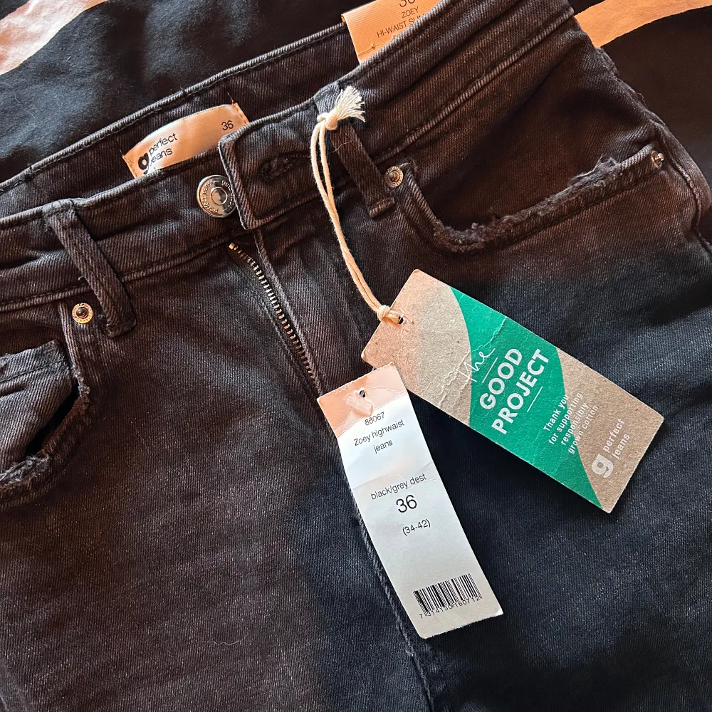 Oansvända skinny jeans ifrån gina Storlek 36 med prislapp kvar. . Jeans & Byxor.