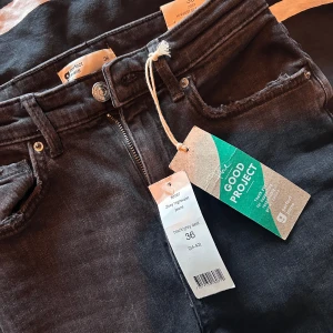 Svarta skinn jeans - Oansvända skinny jeans ifrån gina Storlek 36 med prislapp kvar. 