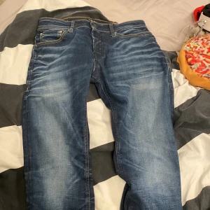 Jack & Jones jeans - Snygga jeans till sommaren från Jack & Jones, typ ny skick 