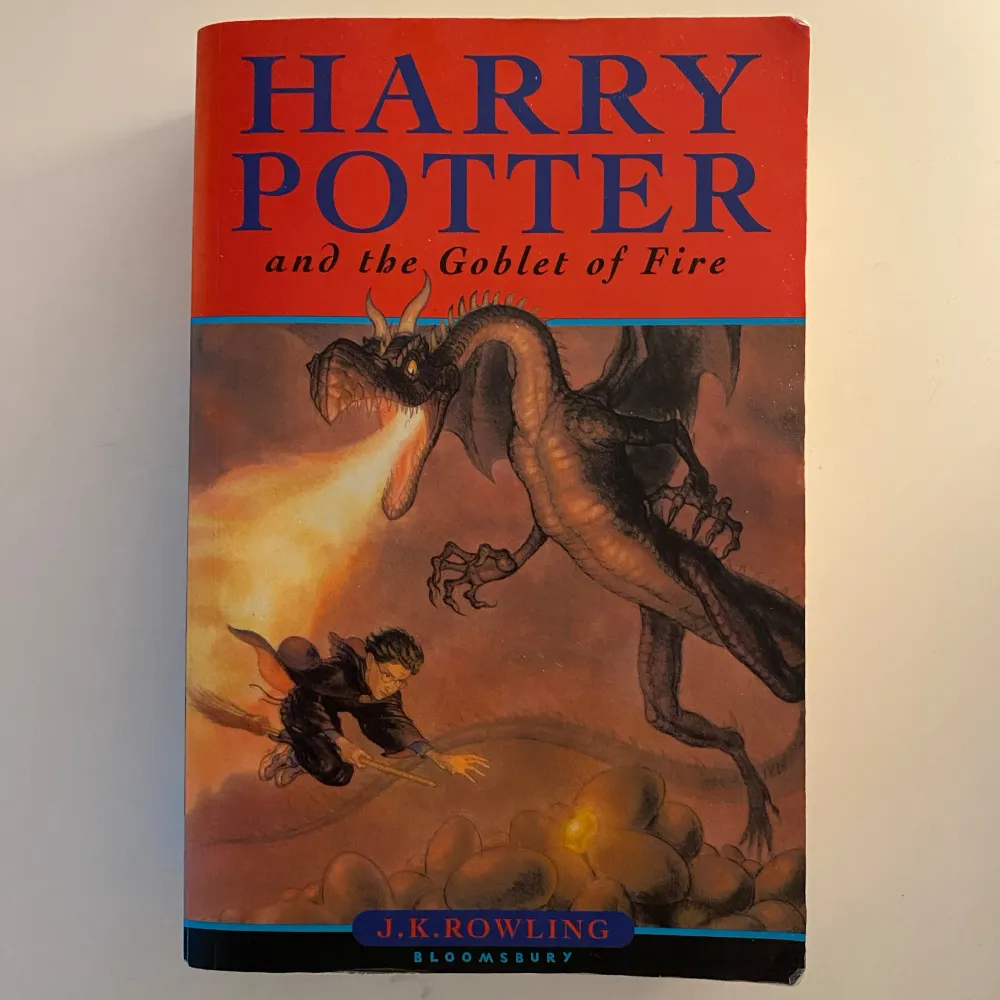 Harry Potter och den flammande bägaren på engelska. Säljes då jag har den i flera upplagor. Den är i fint skick bortsett från dess rygg som blivit lite skrynklig :) . Övrigt.