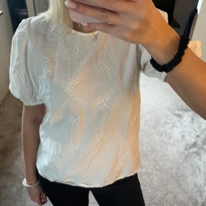 Broderad blus  - Söt broderad vit blus perfekt till sommaren!💘