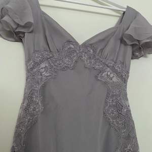 JÄTTEFIN balklänning som nu säljs pågrund av att jag valde en annan🥹Aldrig använd, tveka inte att höra av dig❣️
