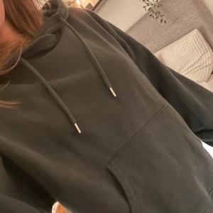 Mörkgrön hoodie - Jättefin och mysig mörkgrön hoodie🌲Från Lindex, Storlek S