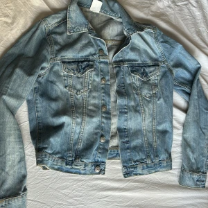 Jeans jacka - Helt oanvänd jeansjacka från hm. Jeansjackan är i storlek 38 och är i super bra skick! Pris kan diskuteras.