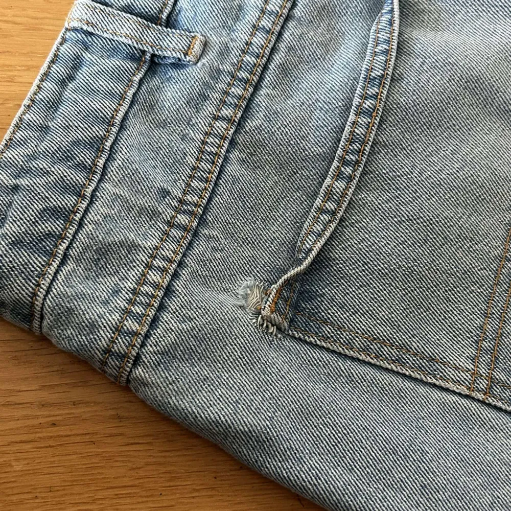 Ljusblåa baggy jeans med fet brodyr på fickorna!! Bra skick men med små, mycket lättfixade defekter (se sista bilden). 🫶🏻 Pris kan diskuteras.   Nypris: 1300 kr Mått 📏 Midja: 43 cm Ytterben: 103 cm Innerben: 76 cm Benöppning: 22,5 cm. Jeans & Byxor.