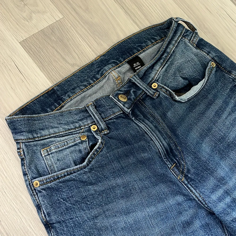 Hej! Säljer ett par riktigt snygga jeans från HM! Använda fåtal gånger och har inga defekter 🤝fint material, 28/32 true to size, modell: skinny&denim, färg: blå-marinblå,slim✅snygga till sommaren! Skriv vid minsta intresse! Mvh Dompa . Jeans & Byxor.