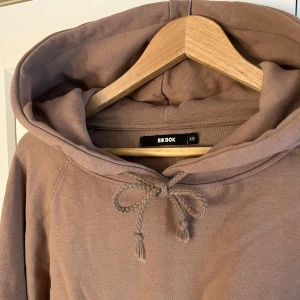 Ljusbrun hoodie  - Huvtröja från Bikbok i storlek xs passar s också, inga defekter nyskick. Mjukt och tunt tyg.