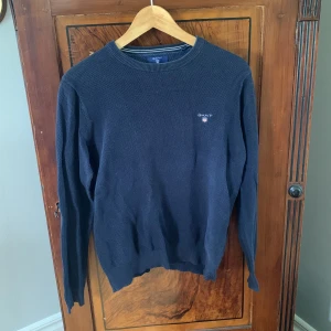 GANT tröja  - Tunnare långärmad bomullströja från gant med liten logga på vänster bröst. 