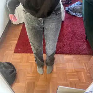 Jätte fina gråa midwaist/highwaist jeans från H&M med slits. Jag är 178 cm lång och dom är rätt så långa på mig. OBS. Bild 5 visar att dom har lite textur.